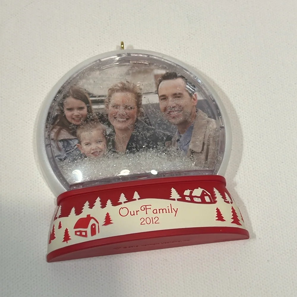 HALLMARK OUR FAMILY 2012 HOLIDAY ORNAMENT